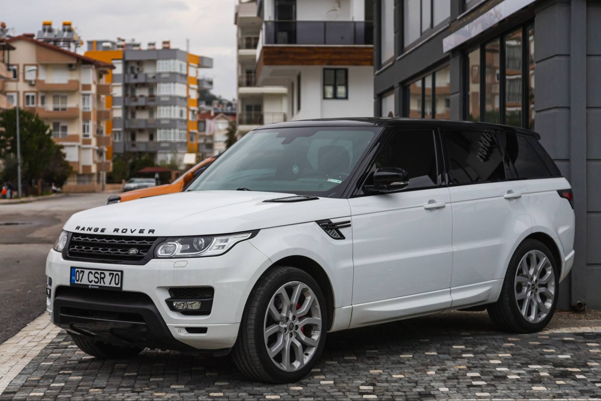 Белый Land Rover Range Rover припаркован