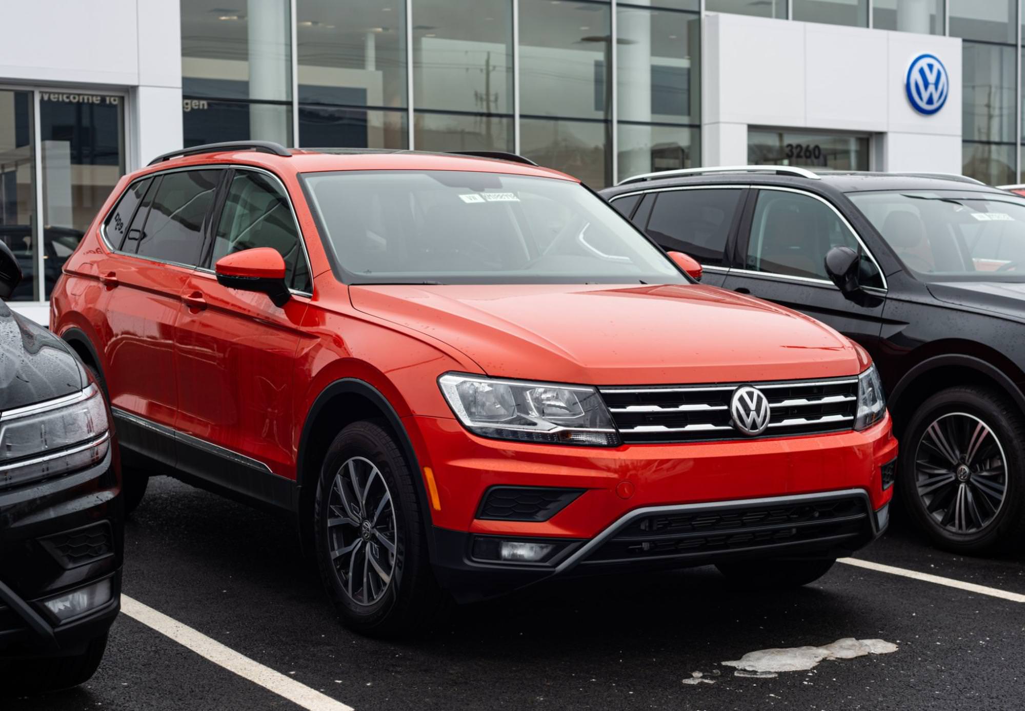 Volkswagen Tiguan rouge sur un parking