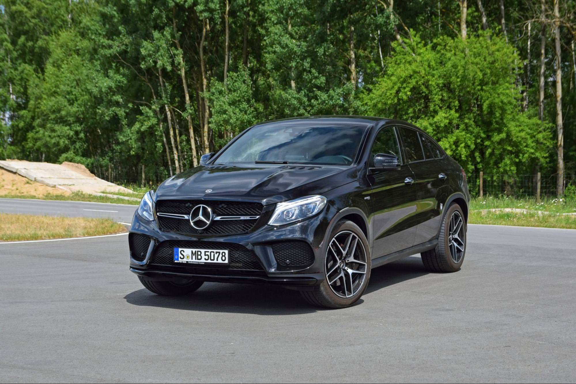 zwarte Mercedes gle geparkeerd op de weg