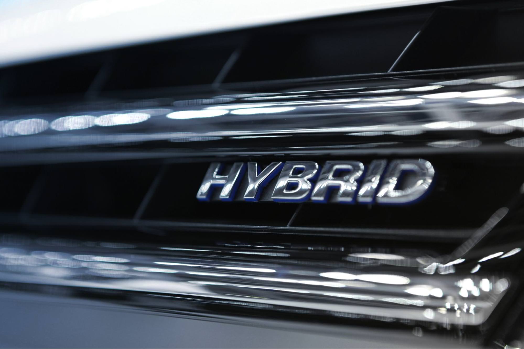 Hybridauto-Buchstaben auf der Vorderseite eines Autos