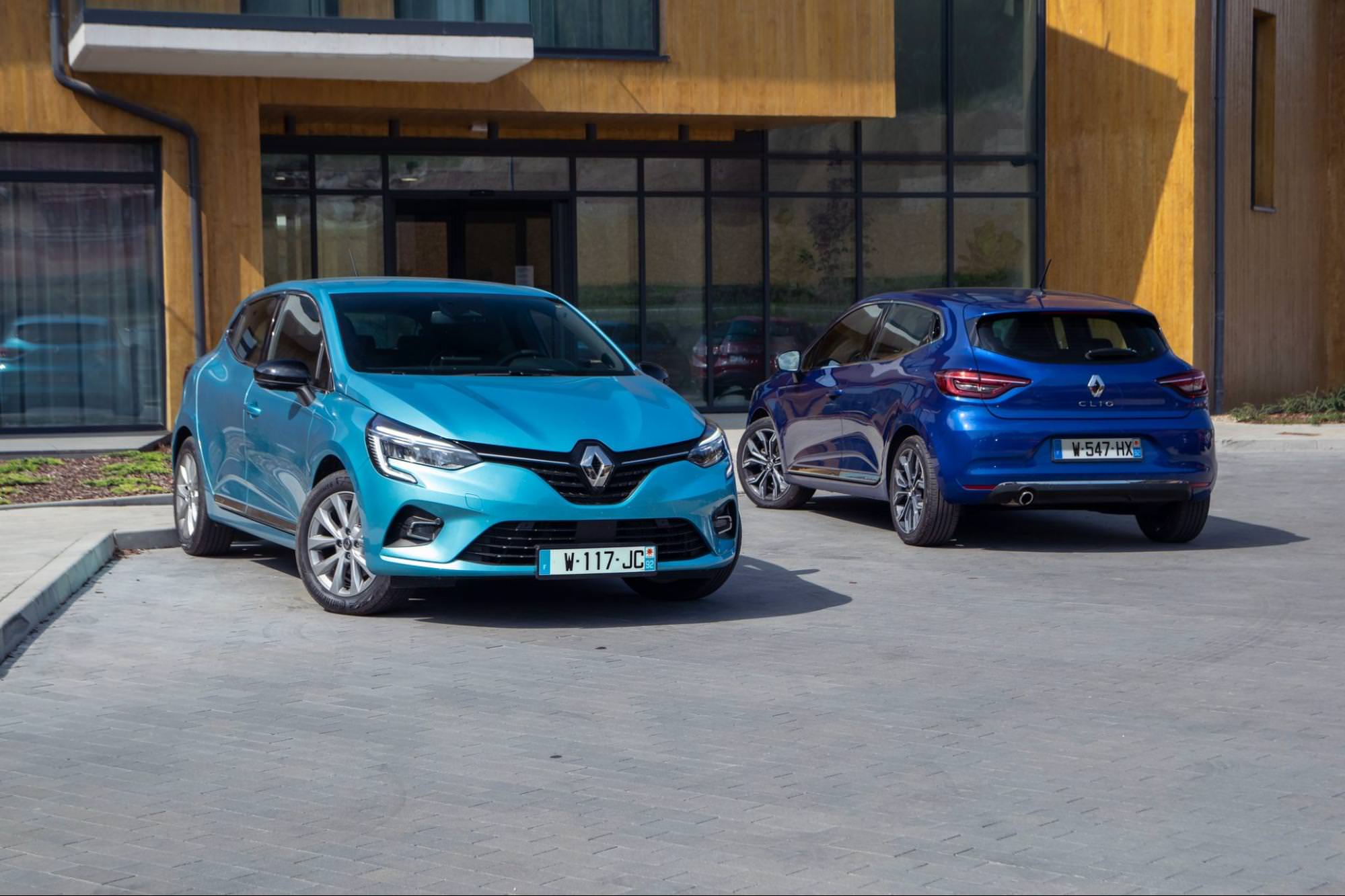 Světle modrý Renault Clio a tmavě modrý Renault Clio zaparkované před budovou, kde jsou vystaveny oblíbené francouzské modely aut