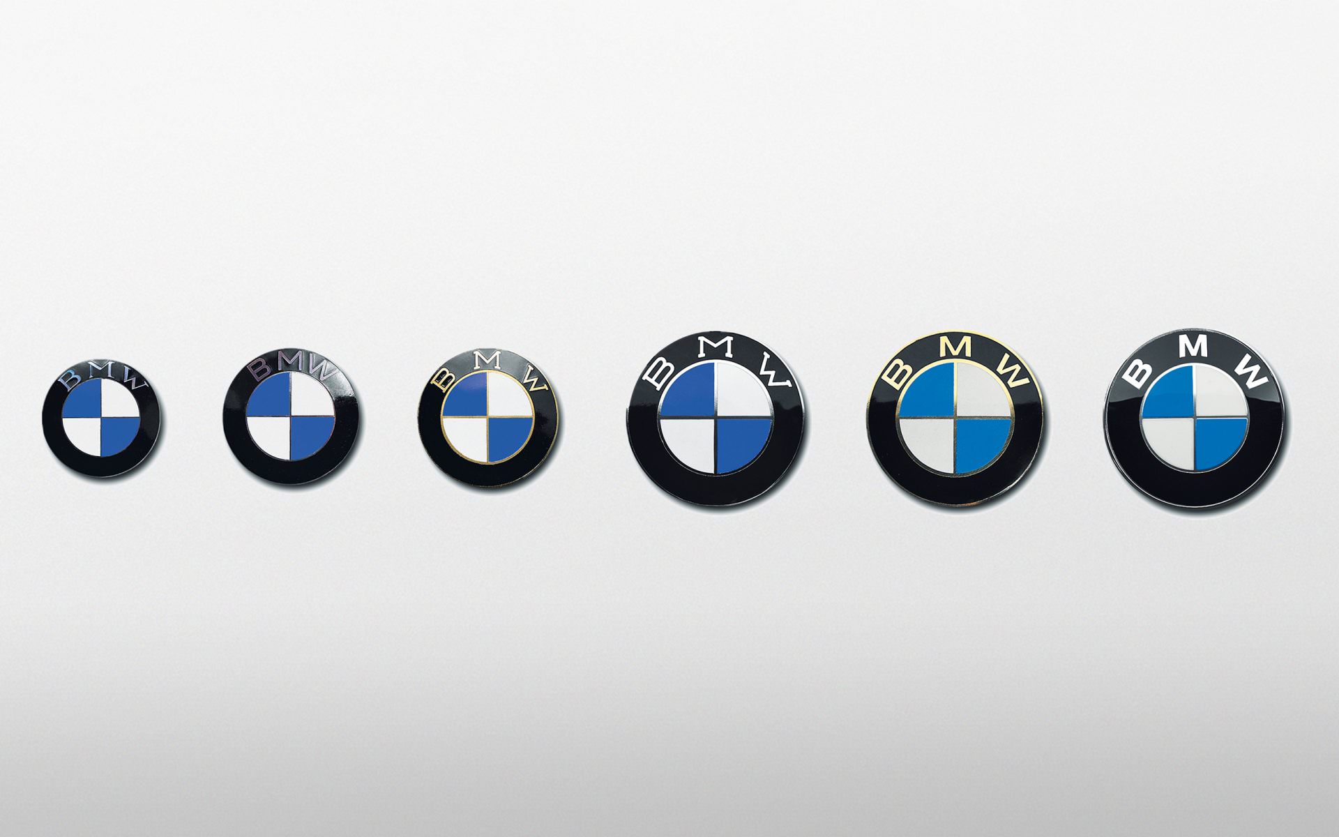 Ewolucja logo BMW na przestrzeni czasu.