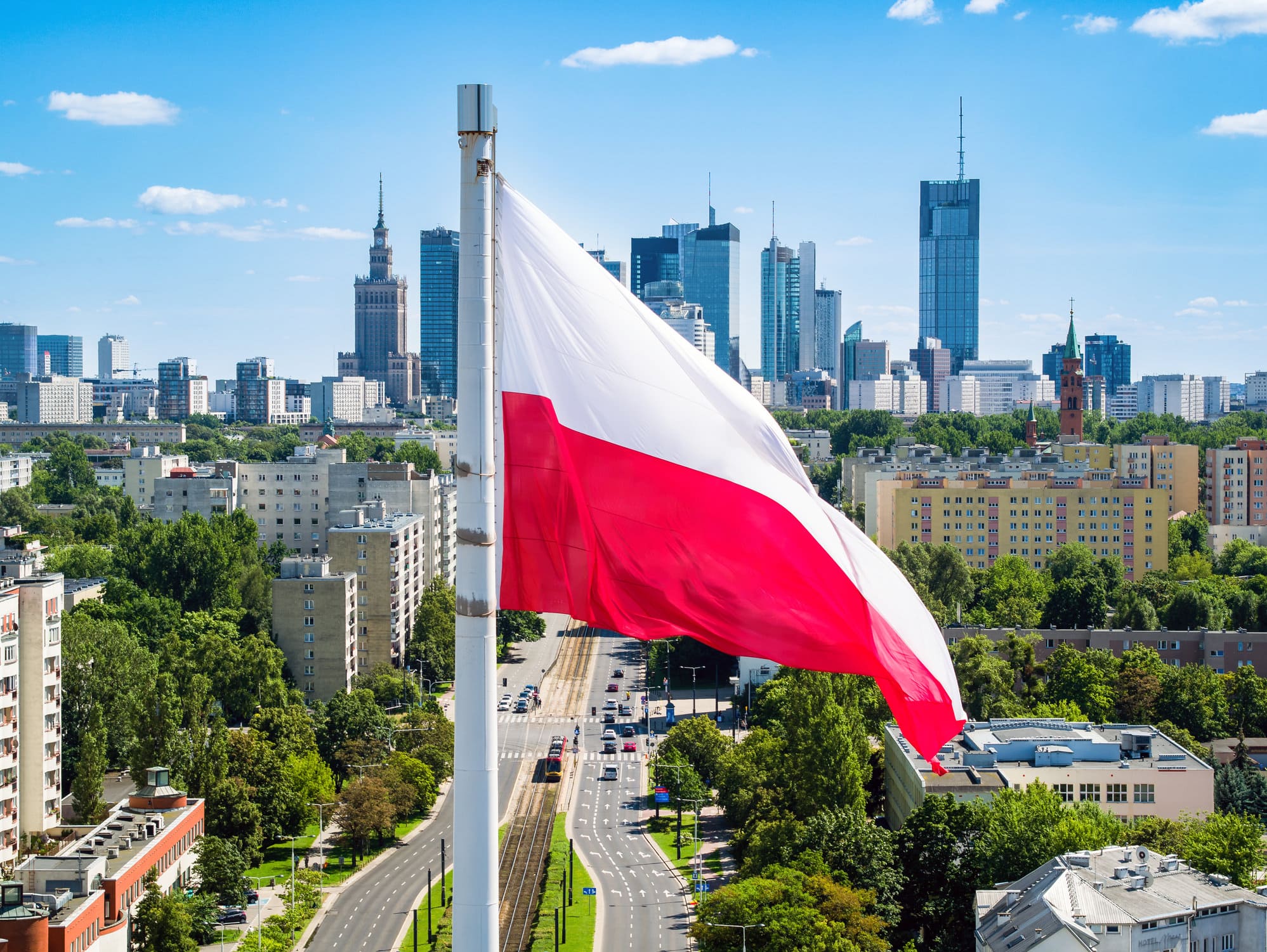 Польский флаг на фоне Варшавы.