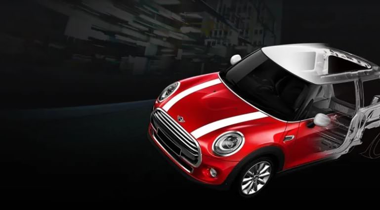 Una rappresentazione stilizzata di una Mini Cooper rossa con strisce da corsa bianche. L'auto è mostrata in una vista parzialmente spaccata, che ne rivela la struttura di sicurezza. L'immagine mette in risalto il design compatto e sportivo e le caratteristiche di sicurezza dell'auto su uno sfondo scuro.