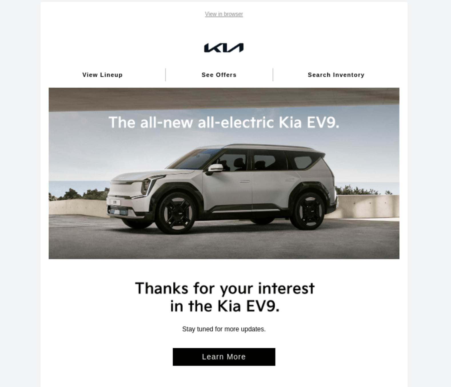 Beispiel einer ansprechenden Marketing-E-Mail für den brandneuen vollelektrischen Kia EV9. Die E-Mail zeigt einen eleganten silbernen Kia EV9 SUV und enthält Optionen zum Anzeigen der Produktpalette, zum Anzeigen von Angeboten und zum Durchsuchen des Lagerbestands. Sie dankt dem Empfänger für sein Interesse und lädt ihn ein, mehr zu erfahren.