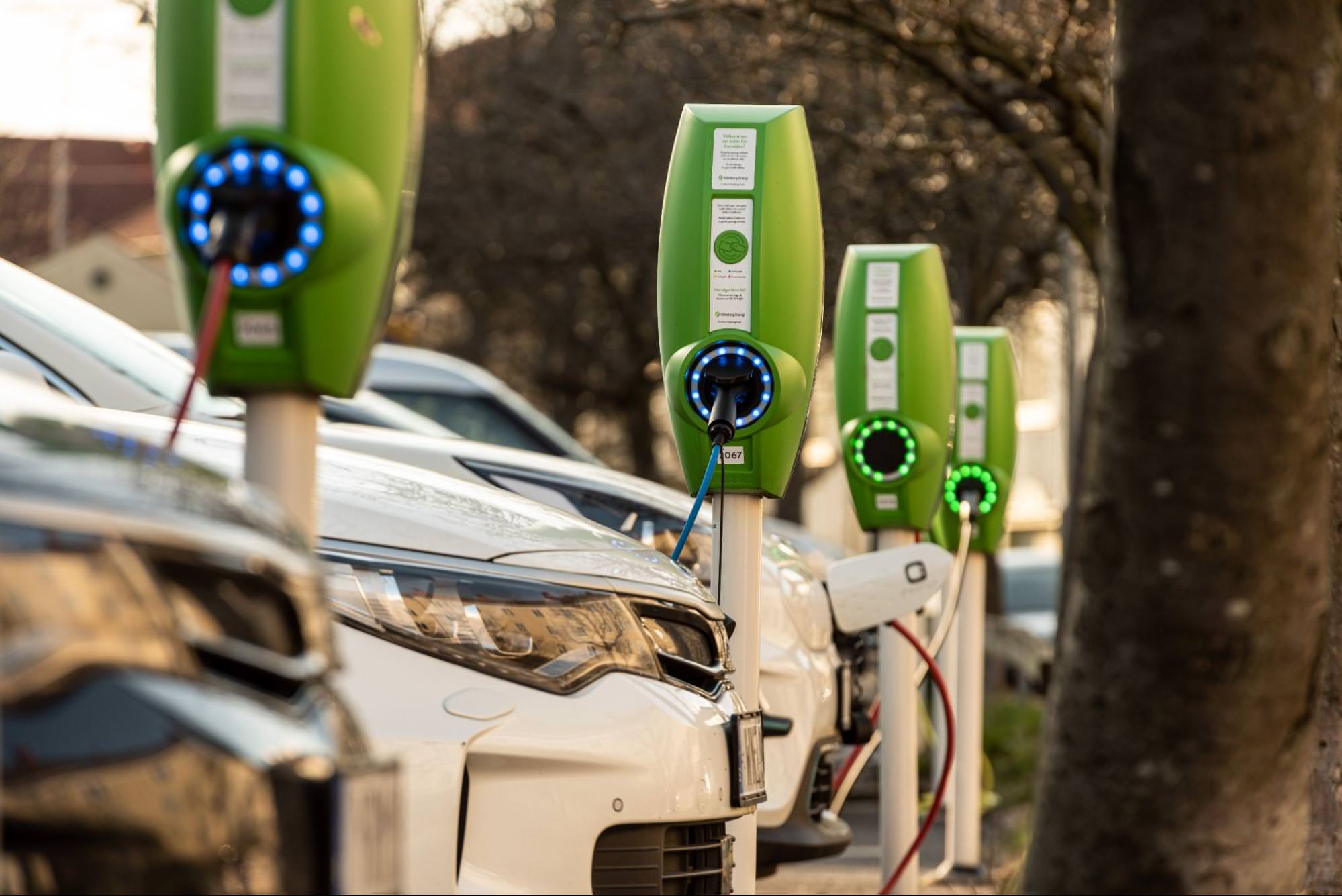 nabíjení elektromobilů a hybridních vozů na veřejných nabíjecích stanicích
