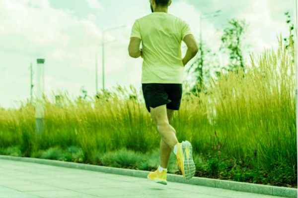 Imagen de un joven corriendo.